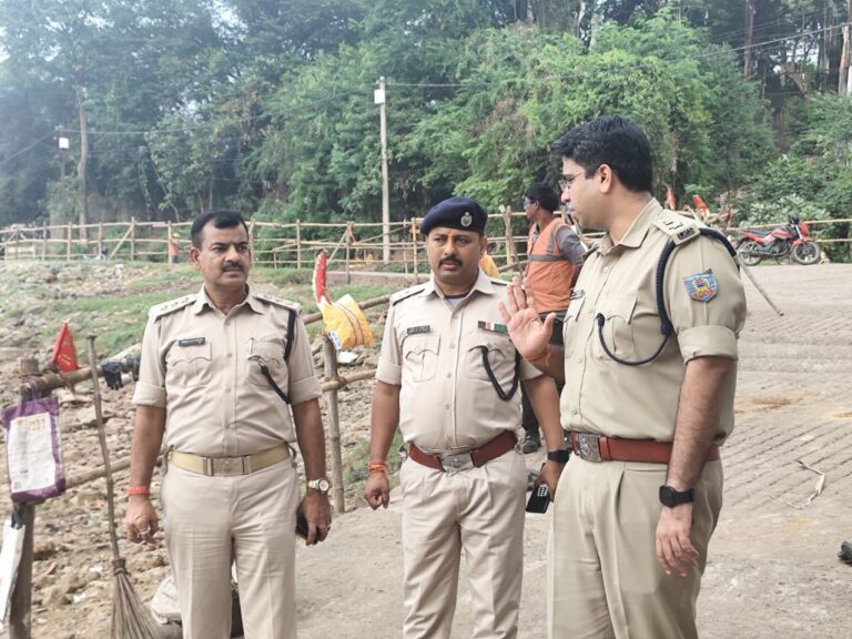 Jamshedpur Chatth Puja : सिटी एसपी ने डीएसपी और थाना प्रभारियों के साथ छठ घाटों का लिया जायजा, इधर, बागबेड़ा थानेदार भी बड़ौदा घाट पहुंचे
