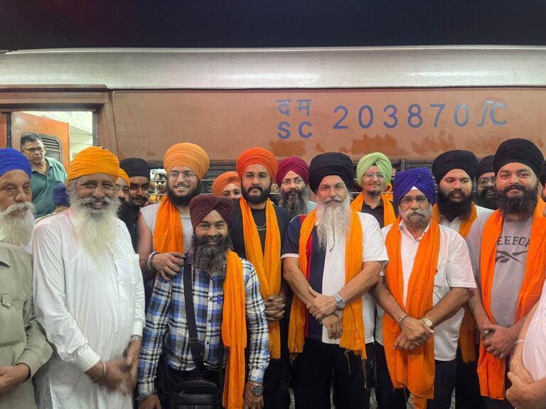 Jamshedpur : सीजीपीसी ने कोलकाता की सिख संगत का टाटानगर रेलवे स्टेशन पर किया स्वागत