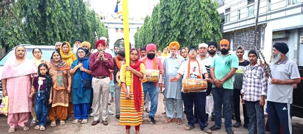 Jamshedpur : गुरु की महिमा का गुणगान करती प्रभात फेरी में श्रद्धालु संगत जुड़ती गई