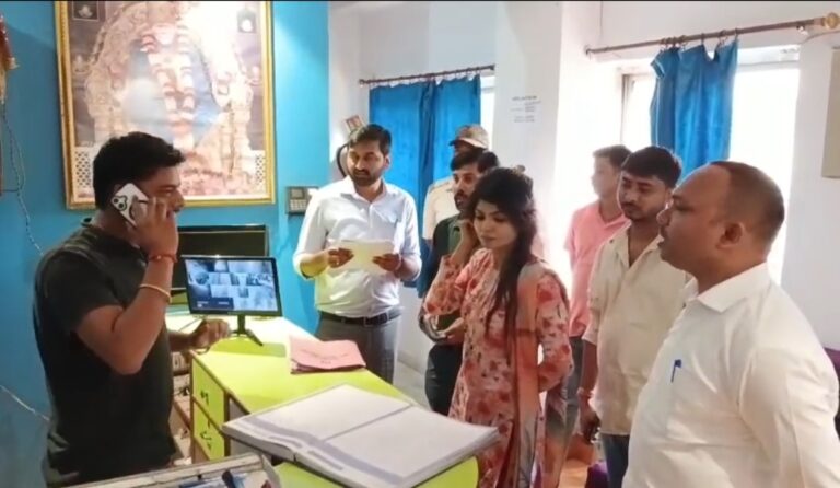 Saraikela : आदित्यपुर में नगर निगम की छापेमारी, 5 होटल और लॉज पर जुर्माना, नवंबर तक चलेगा अभियान, देखें – Video