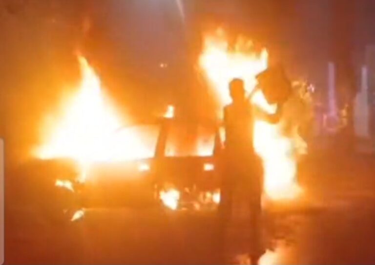 Jamshedpur : सिदगोड़ा में कार में लगी आग, देखें – Video