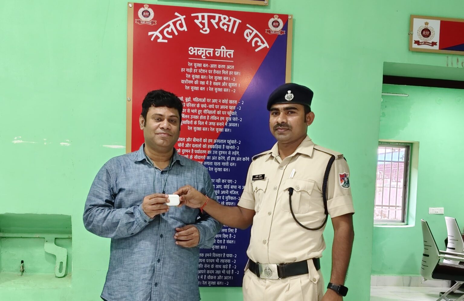 Ranchi Divison : रेल सुरक्षा बल मुरी ने ऑपरेशन “अमानत” के तहत किया सराहनीय कार्य, मुंबई के यात्री को लौटाया आई-फोन