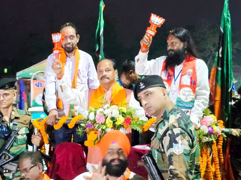 Election : घाटशिला उप-चुनाव में पूर्व मुख्यमंत्री रघुवर दास ने भाजपा प्रत्याशी बाबूलाल सोरेन के पक्ष में किया रोड शो, कहा- निकम्मी हेमंत सरकार से ऊब चुकी है जनता, सबक सिखाने को है तैयार