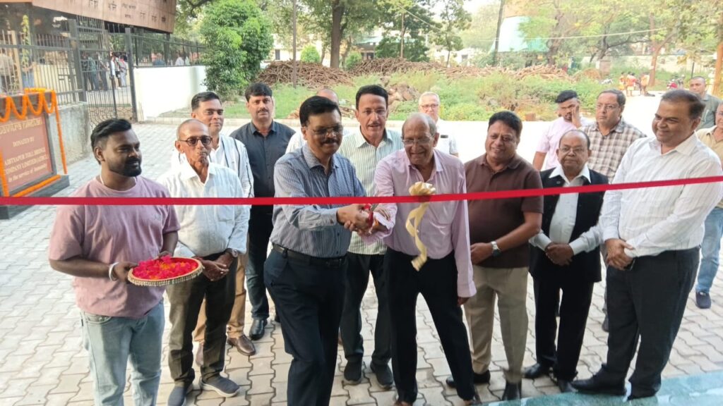Jamshedpur : आदित्यपुर टोल ब्रिज कंपनी ने साढ़े 8 लाख की लागत से पार्वती घाट में बनवाया आधुनिक शौचालय, प्रबंधन को हुआ सुपुर्द