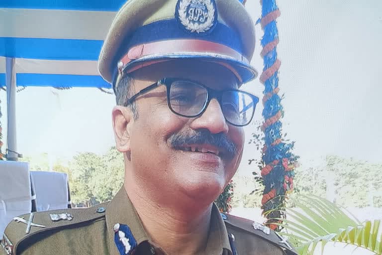 Jharkhand News : पूर्व डीजीपी अनुराग गुप्ता पर गंभीर आरोप, हाईकोर्ट अधिवक्ता ने दर्ज कराई शिकायत, इन सिपाहियों पर लगे आरोप, धनबाद से भी जुड़ा मामला