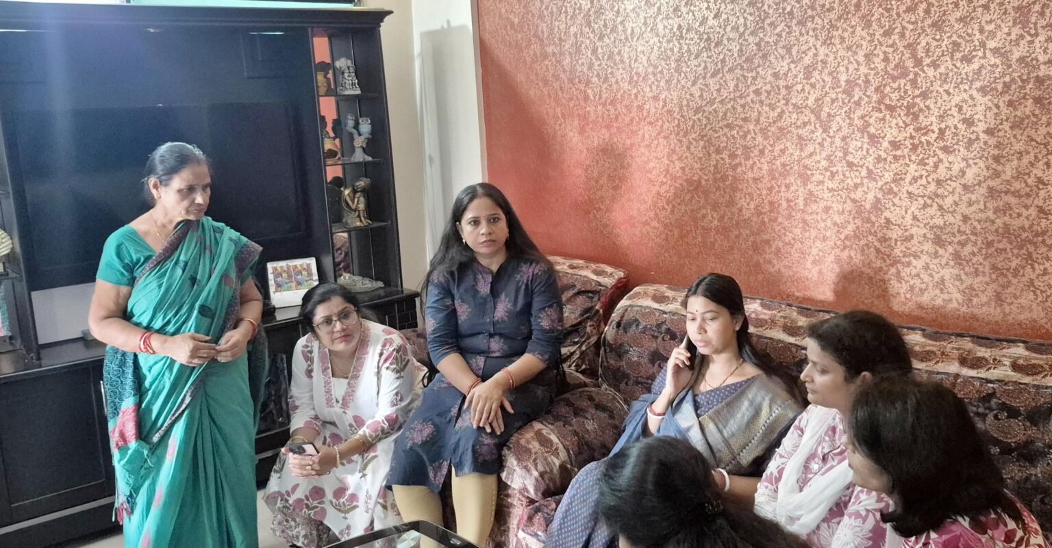 Jamshedpur : विजया गार्डेन में शिक्षिका के घर चोरी मामले में विधायक पूर्णिमा साहू ने पीड़ित परिवार से की मुलाकात