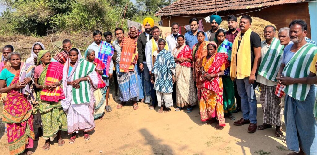 Jamshedpur : आगाज ने लुुआबासा में जरूरतमंदों के बीच बांटे कंबल, युवा उधमी दमनप्रीत सिंह हुए शामिल