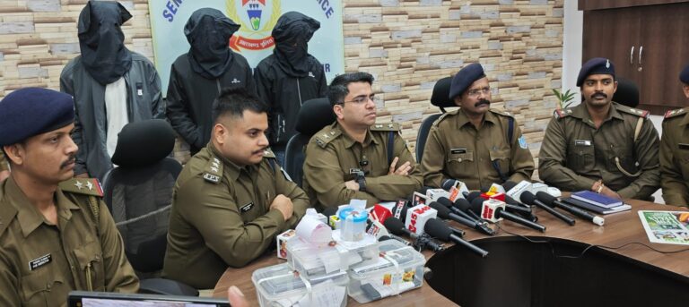 Jamshedpur Police : शहर के बंद घरों को निशाना बनाने वाले चोर गिरोह का खुलासा, गोविंदपुर में आपस में झगड़ा करते हुए तीन गिरफ्तार हुए तो निकला ये मामला, हथियार, आभूषण और नगद बरामद