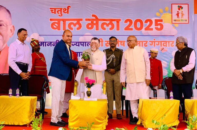 Governer In Jamshedpur : बच्चे मोबाइल की दुनिया में कैद होकर रह गए हैं : राज्यपाल, बोले – इन बच्चों को समाज से जोड़ना बड़ी चुनौती