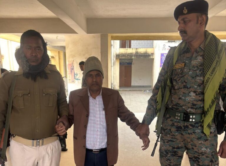 Jharkhand : भ्रष्टाचार के खिलाफ एसीबी की बड़ी कार्रवाई, चैनपुर अंचल का बड़ा बाबू 55 सौ रिश्वत लेते गिरफ्तार