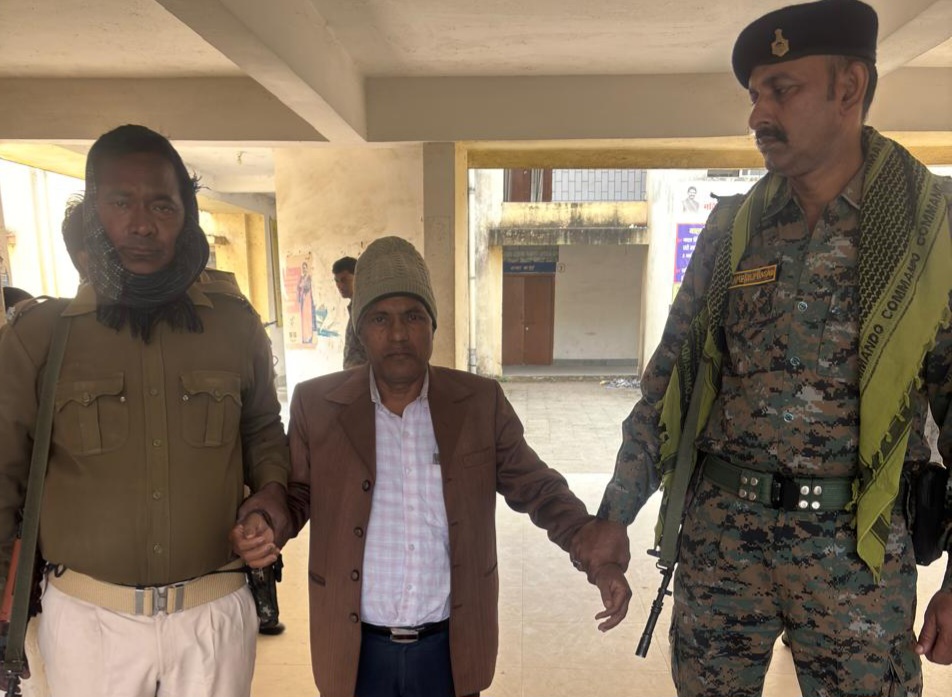 Jharkhand : भ्रष्टाचार के खिलाफ एसीबी की बड़ी कार्रवाई, चैनपुर अंचल का बड़ा बाबू 55 सौ रिश्वत लेते गिरफ्तार