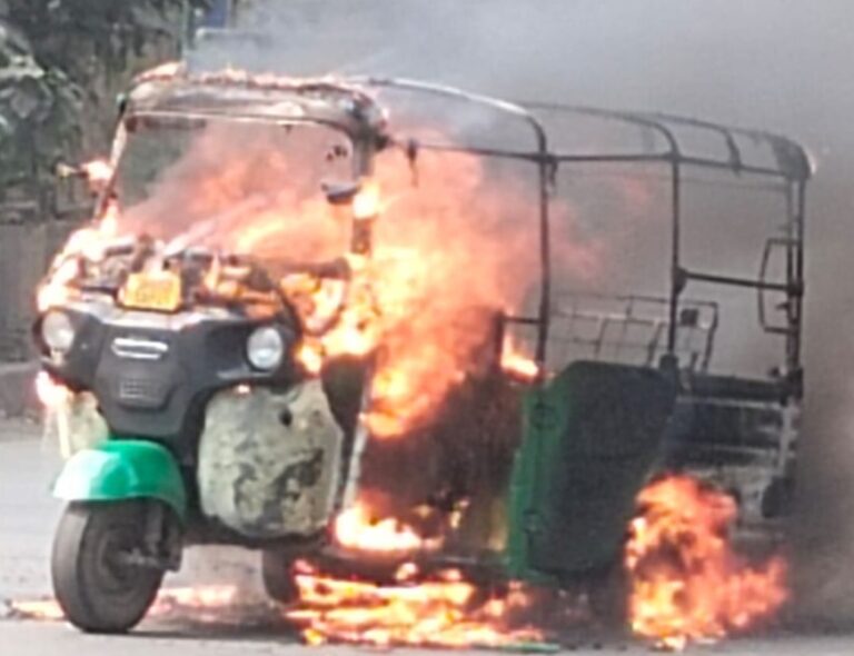 Jamshedpur : टाटानगर स्टेशन के पास अब ऑटो में लगी आग, चालक समेत तीन लोग बाल-बाल बचे, देखें – Video