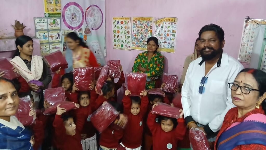 Jamshedpur: साकची आंगनबाड़ी में 35 बच्चों के बीच बांटे गए दो-दो स्वेटर, ये रहे मुख्य अतिथि
