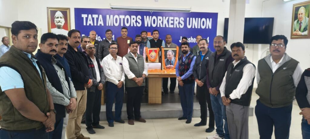 Jamshedpur : टाटा मोटर्स वर्कर्स यूनियन द्वारा माइकल जॉन व भारत रत्न जेआरडी टाटा को दी गई श्रद्धांजलि