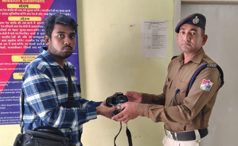 Ranchi Rail Divison : RPF लोहरदगा ने ऑपरेशन अमानत के तहत किया प्रशंसनीय कार्य, यात्री को लौटाया कैमरा