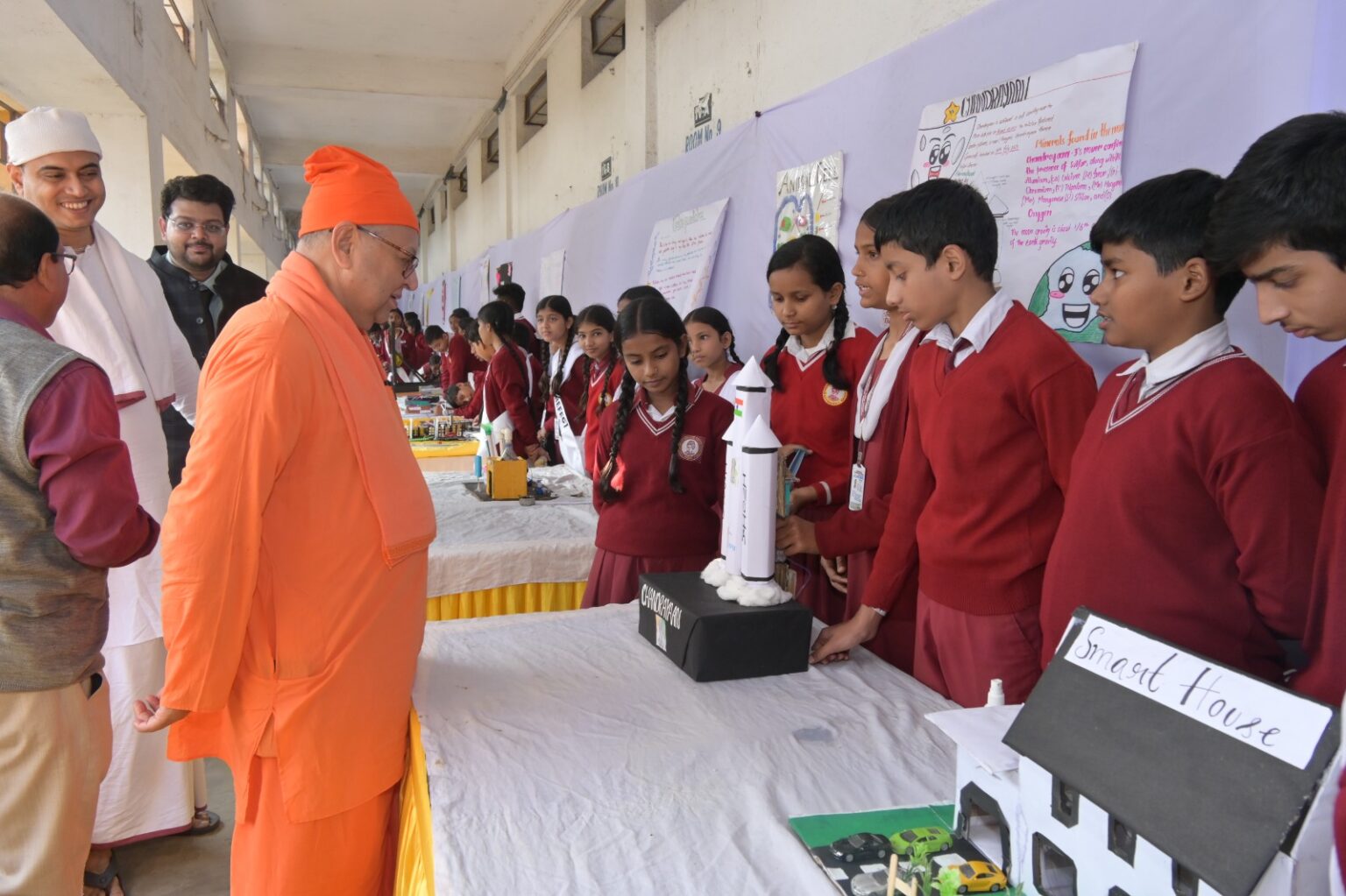 Jamshedpur : विवेकानंद इंटरनेशनल स्कूल में फ्यूचरस्फेयर साइंस एक्जीबिशन आयोजित, देश में निर्मित डिफेंस सिस्टम को देखकर प्रभावित हुए अतिथि