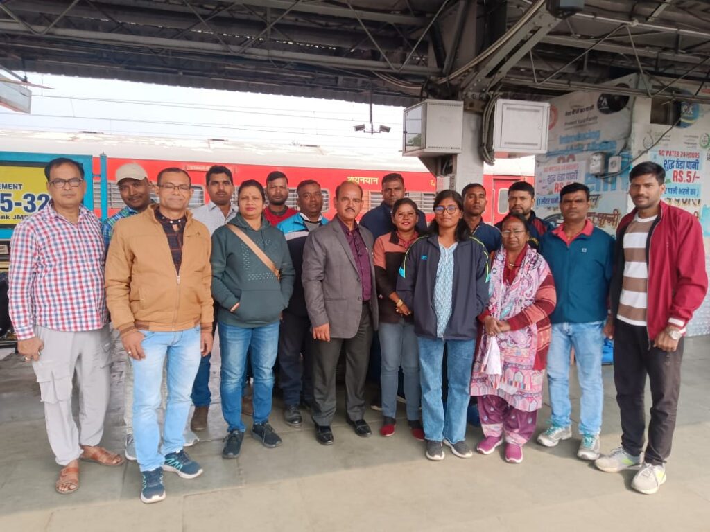 Jamshedpur : टाटानगर रेल सिविल डिफेंस के सदस्य बाहरी प्रशिक्षण कैम्प में शामिल होने विशाखापट्टनम रवाना