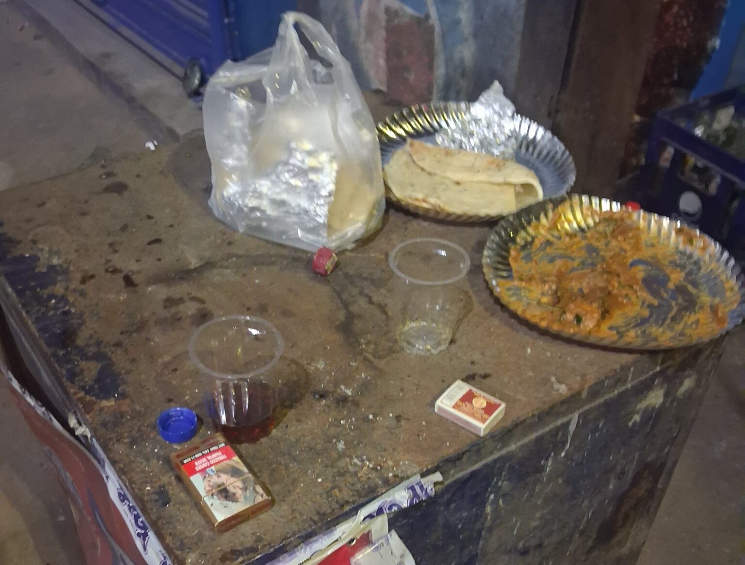 Jamshedpur : टाटानगर स्टेशन सेकेंड एंट्री गेट में हर रात दुकानदार सजवाते हैं महफिल, सार्वजनिक स्थल में बार बनने से यात्री होते हैं परेशान, प्रशासन मौन