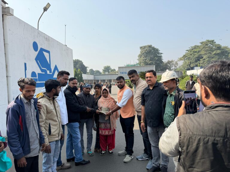 Jamshedpur : गम्हरिया में निर्माणाधीन बालाजी इंफ्रटेक्चर में कीताडीह के मजदूर की मौत, भाजपा युवा मोर्चा अध्यक्ष ने पहल कर परिजनों को दिलाया 8 लाख मुआवजा