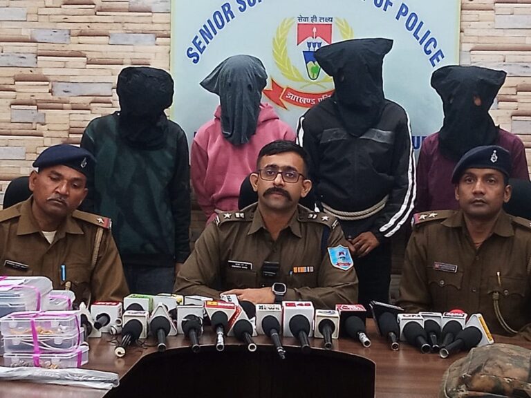 Jamshedpur Police : एमजीएम के पोखारी में 15 लाख के जेवर चोरी में मामले का खुलासा, खरीदार समेत कुल 4 आरोपी गिरफ्तार