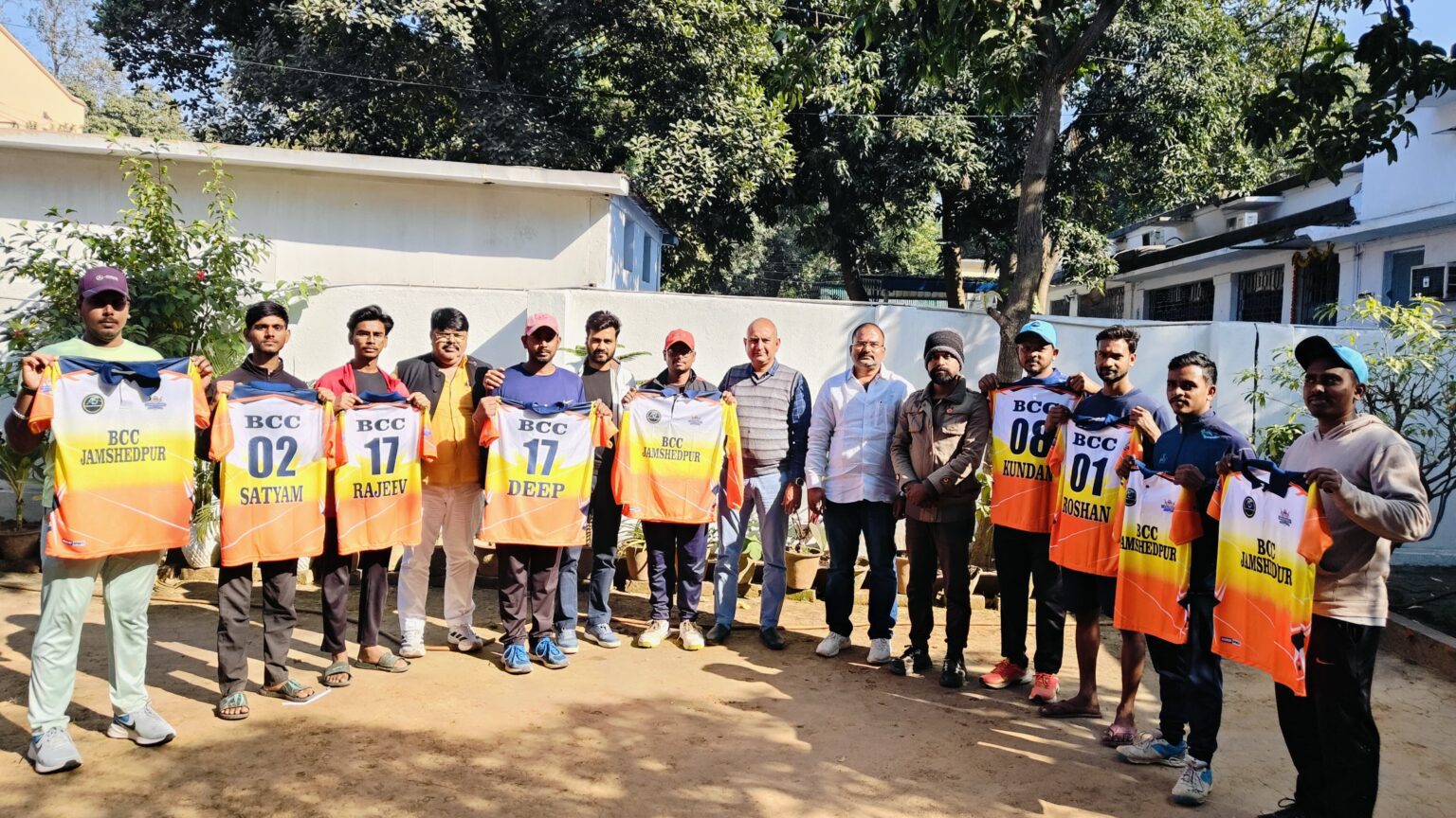 Jamshedpur : आशुतोष राय ने बीसीसी को जर्सी प्रदान की