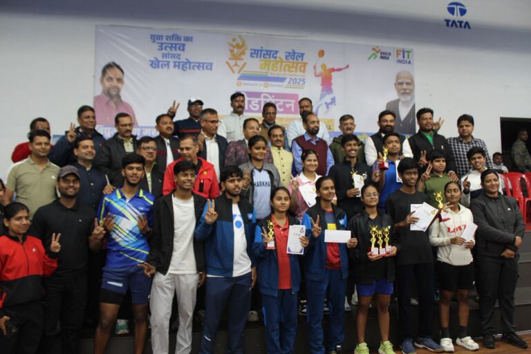 Jamshedpur : सांसद खेल महोत्सव में बैडमिंटन प्रतियोगिता का हुआ समापनउभरते खिलाड़ियों ने दिखाया शानदार प्रदर्शन