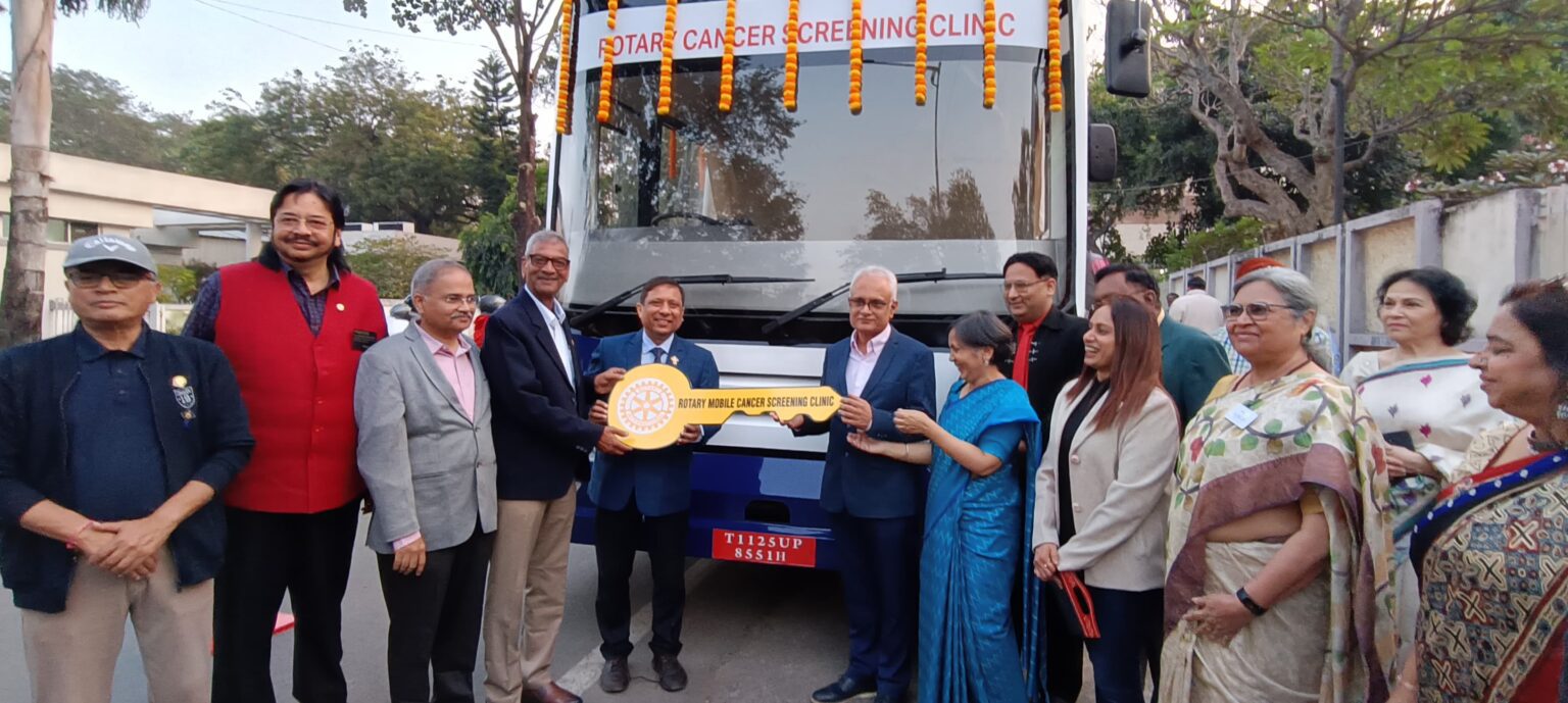 Jamshedpur : रोटरी क्लब ऑफ जमशेदपुर वेस्ट ने कैंसर स्क्रीनिंग वैन को मेहरबाई टाटा मेमोरियल अस्पताल को गया सौंपा