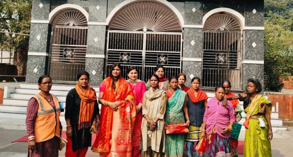 Jamshedpur : समाजसेवी रानी गुप्ता ने वृद्धा आश्रम में जरूरतमंदों के बीच सेवा भावना के साथ मनाया अपना जन्मदिन, की पूजा अर्चना