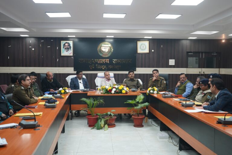 Jamshedpur Dc Action : पिछले तीन माह में खनिजों के अवैध उत्खनन, परिवहन में लचर कार्रवाई पर 8 सीओ एवं संबंधित अंचल के थाना प्रभारी को किया गया शो-कॉज