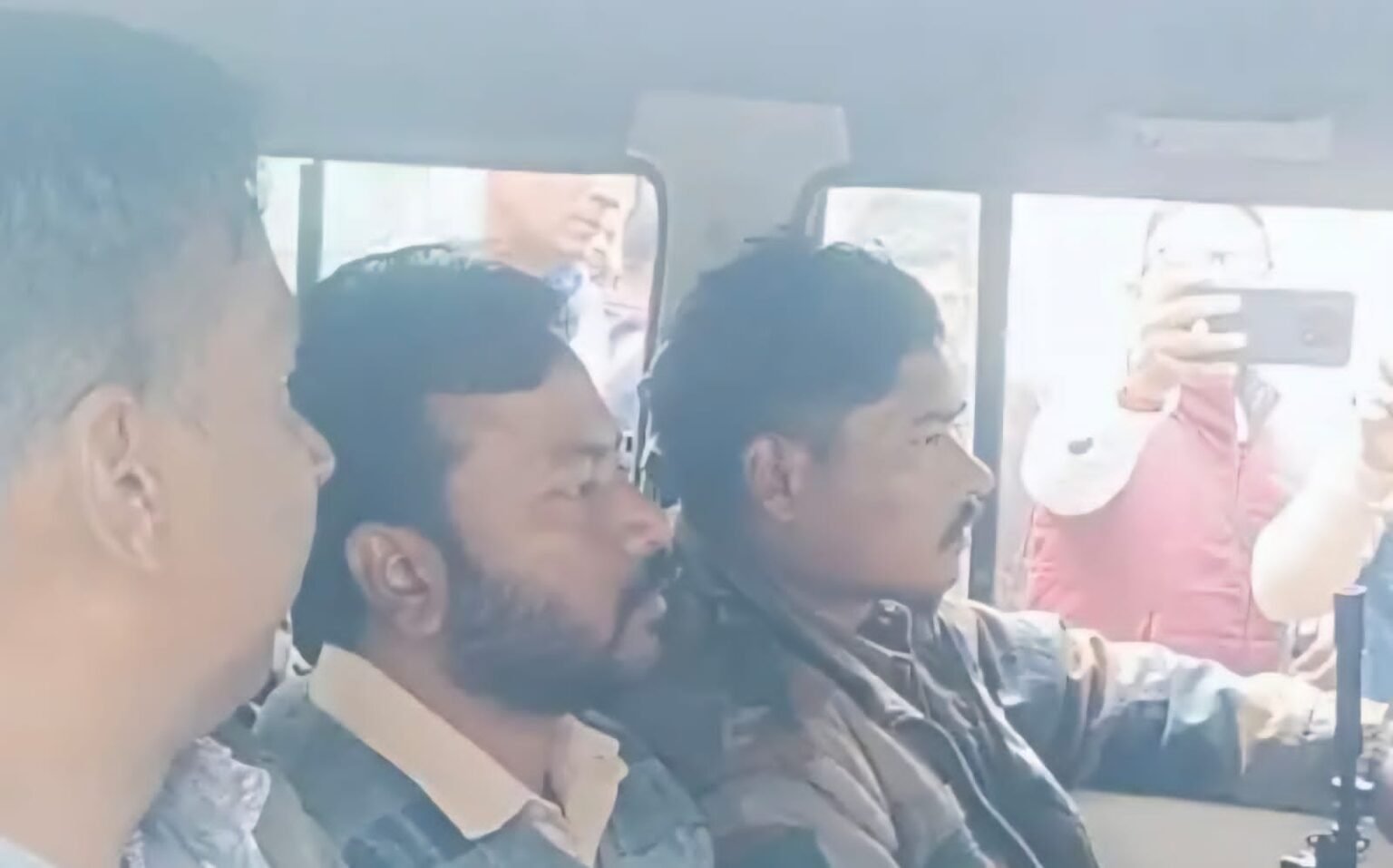 Acb Action In Chaibasa : भवन निर्माण विभाग के कार्यपालक अभियंता 70 हजार घूस लेते गिरफ्तार