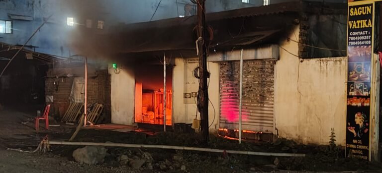 Jamshedpur : एनएच-33 में आरओ प्लांट में लगी आग, खाना बनाने के दौरान हुआ हादसा, 5 लाख का नुकसान