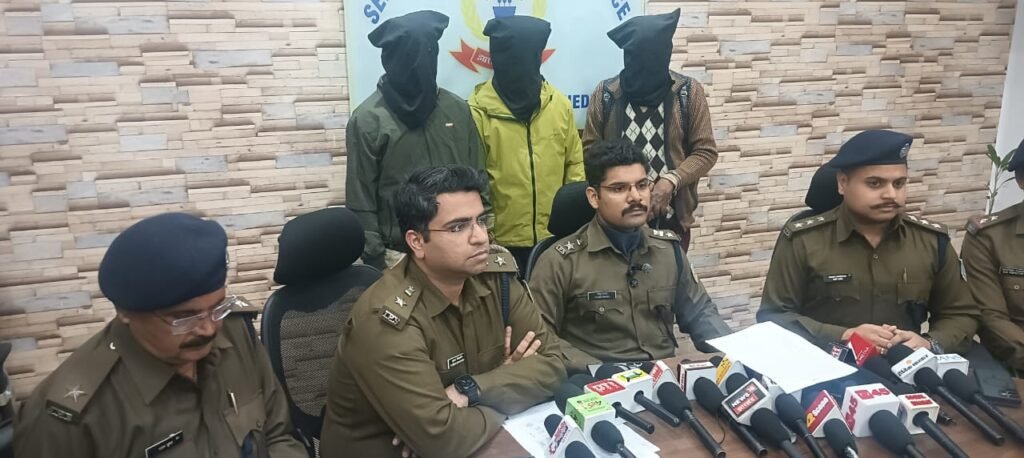Jamshedpur Police Success : अंतरराज्यीय गिरोह के तीन शातिर चोर गिरफ्त में, गोलमुरी के एक फ्लैट और बिरसानगर में चोरी की घटनाओं का खुलासा