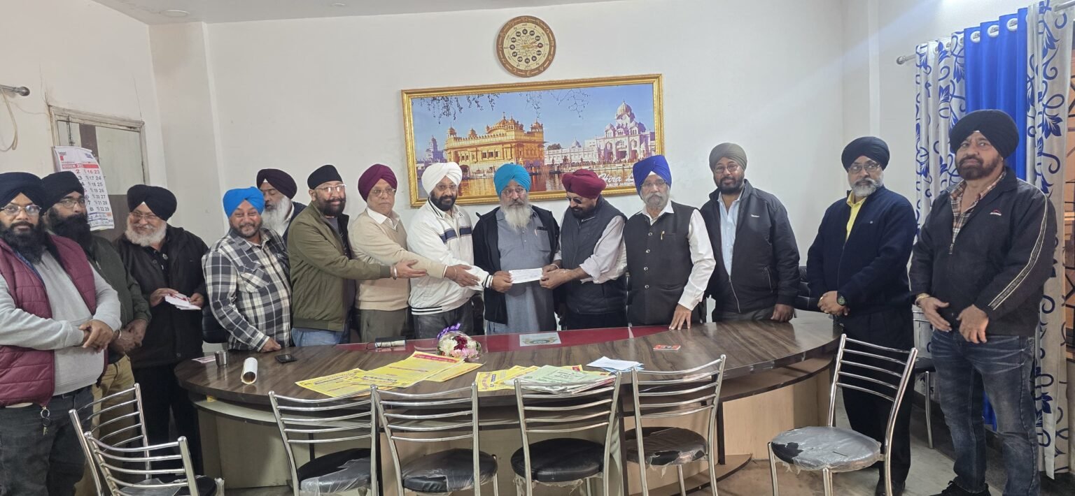 Jamshedpur : सीजीपीसी को रामगढ़िया सभा ने पंजाब के बाढ़ पीड़ितों के लिए 51 हजार रुपए का चेक प्रदान किया, भगवान सिंह को दोबारा सेवा मिलने पर दिया सम्मान