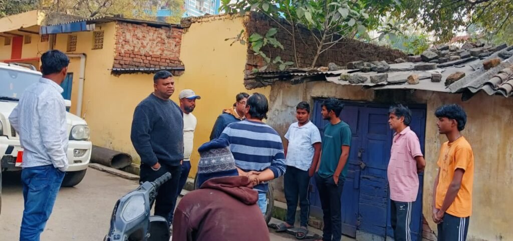 Jamshedpur : जुगसलाई पंछी मोहल्ला के लोगों की समस्या सुन पहुंच गए “सेवा ही लक्ष्य” संस्था के प्रमुख मानिक मल्लिक, और फिर…