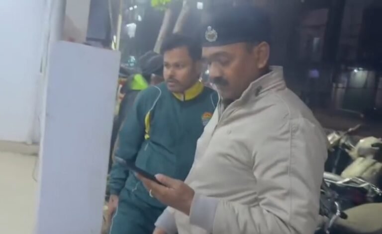 Jamshedpur Police attacked : मानगो थाना में असामाजिक तत्वों ने की तोड़फोड़, दो पुलिसकर्मी घायल, देखें – Video