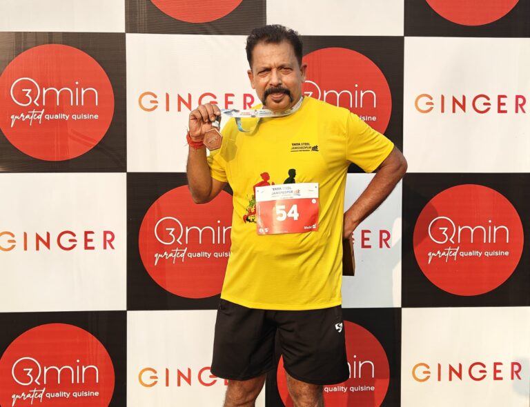 Jamshedpur : पुलिस निरीक्षक आनंद मिश्रा हॉफ मैराथन में दौड़े, दो घंटे चार मिनट में दूरी तय की