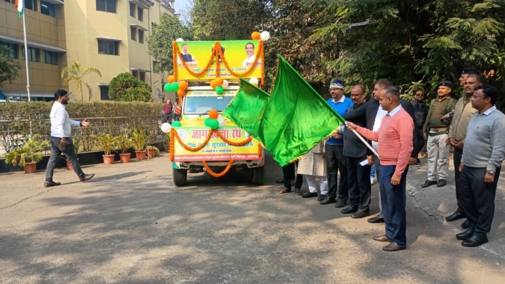 Jamshedpur : उपायुक्त ने सड़क सुरक्षा जागरूकता रथ को दिखाई हरी झंडी, राष्ट्रीय सड़क सुरक्षा माह–2026 का शुभारंभ