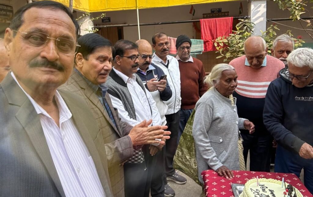 Jamshedpur : सेवानिवृत्त पुलिस पदाधिकारियों ने आशीर्वाद भवन वृद्धा आश्रम में मनाया नव वर्ष, वृद्ध माताओं-पिताओं संग किया भोजन