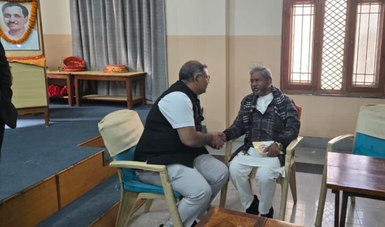 Jamshedpur/Ranchi : बिगड़ती विधि व्यवस्था पर मुकेश मित्तल ने बाबूलाल मरांडी व आदित्य साहू से की मुलाकात