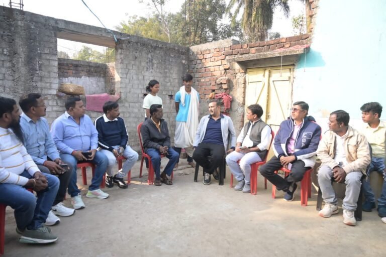 Jamshedpur : तारापद महतो के परिजनों से मिलने गालूडीह पहुंचे सुदेश महतो