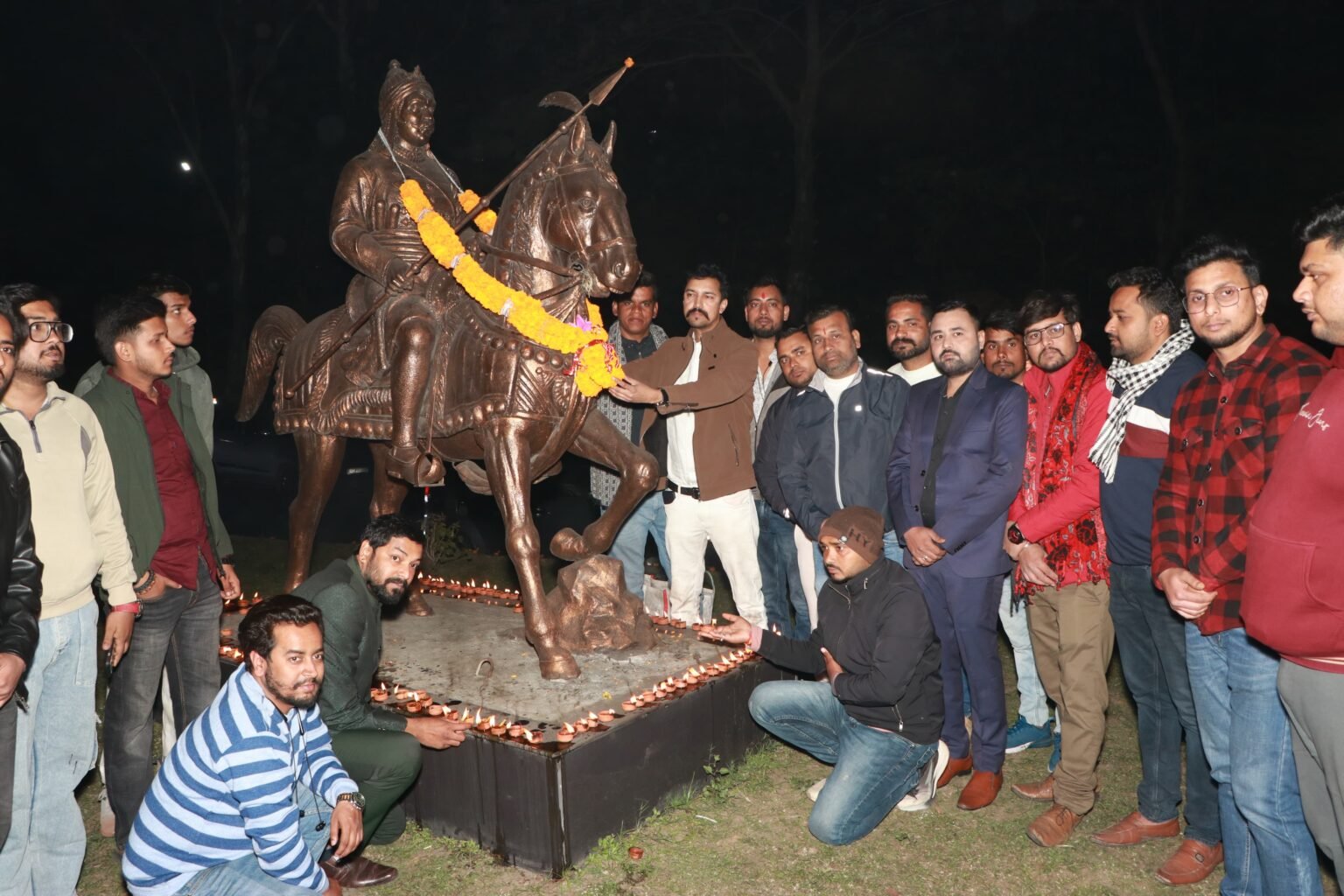 Jamshedpur : दीपों की रौशनी में नहाया महाराणा प्रताप चौक, करणी सेना ने 551 दीप जलाकर किया नमन