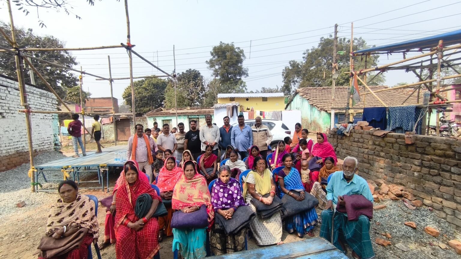 Jamshedpur : कन्हैया सिंह ने मध्य बागबेड़ा पंचायत के रामनगर में जरूरतमंदों के बीच बांटे कंबल