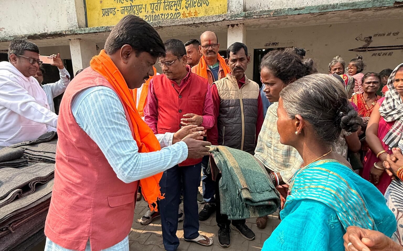 Jamshedpur : नीतिन के राष्ट्रीय अध्यक्ष बनने की खुशी में बिरसानगर में भाजपा ने सैकड़ों जरूरतमंदों के बीच बांटे कंबल