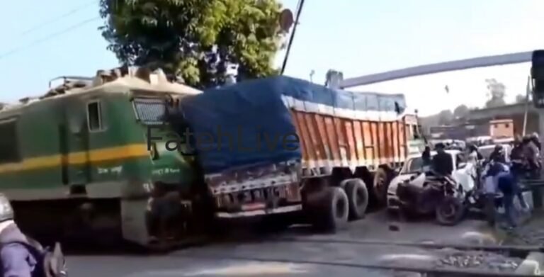 A train and a truck collided in Jharkhand : जसीडीह में ट्रक और ट्रेन के इंजन में टक्कर, अन्य वाहन भी चपेट में आये, देखें- Live, Video