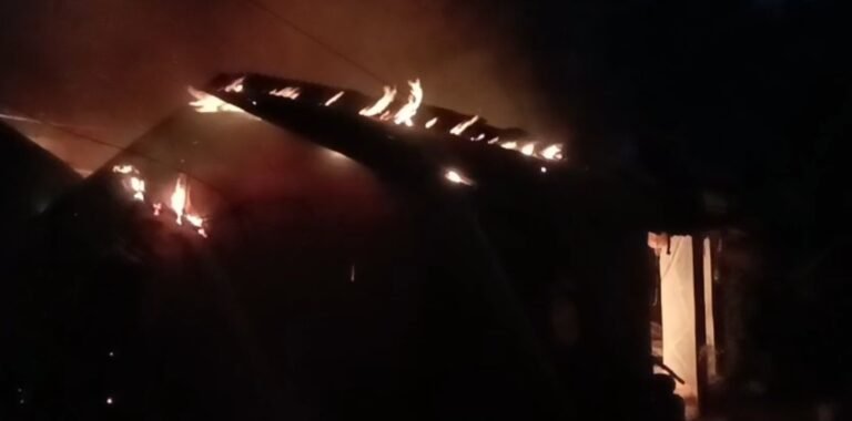 Jamshedpur : परसुडीह के सरजामदा में घर में लगी भीषण आग, मची अफरा-तफरी, नहीं आई दमकल देखें – Video