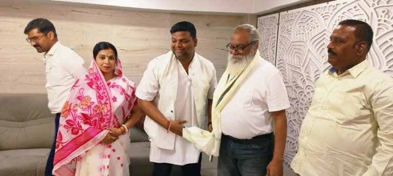 Election : जुगसलाई में चुनावी माहौल गर्माया, समाजसेवी पप्पू सिंह से आशीर्वाद लेकर आगे बढ़ीं डॉली मल्लिक