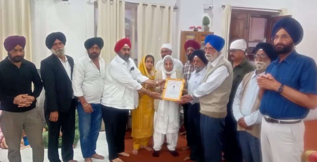 Jamshedpur : अवतार सिंह कुंदरा को मरणोपरांत मानपत्र, परिजनों ने लिया