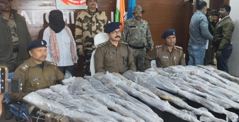 Ranchi Police Success : अवैध हथियार फैक्ट्री का भंडाफोड़, 19 देसी हथियार जब्त, 10–15 हजार में होती थी हथियारों की बिक्री