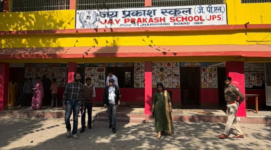 Election : मानगो नगर निगम के सामान्य प्रेक्षक ने मतदान केंद्रों का किया निरीक्षण