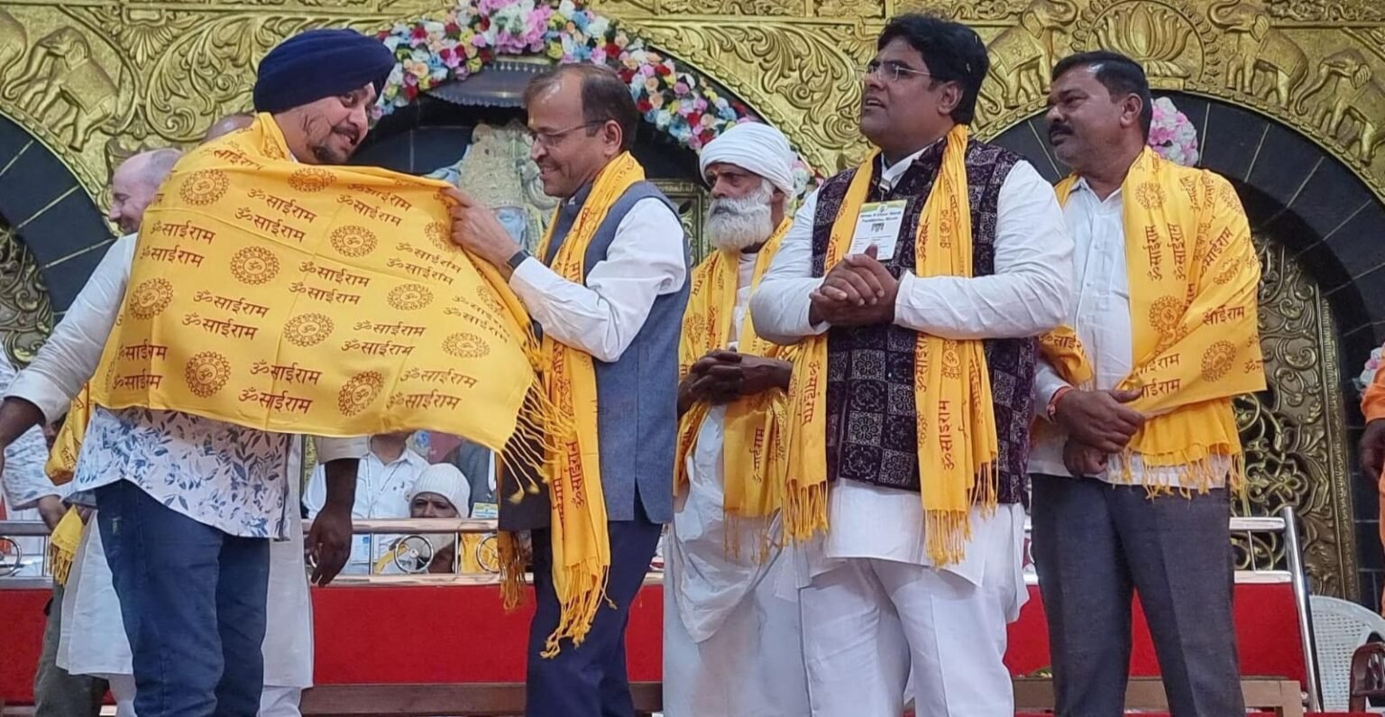 Maharashtra : शिरडी में सम्मानित हुए प्रीतम सिंह भाटिया और सुनील निकम, शिरडी परिक्रमा यात्रा 2026 में देश-विदेश से जुटे लाखों भक्त